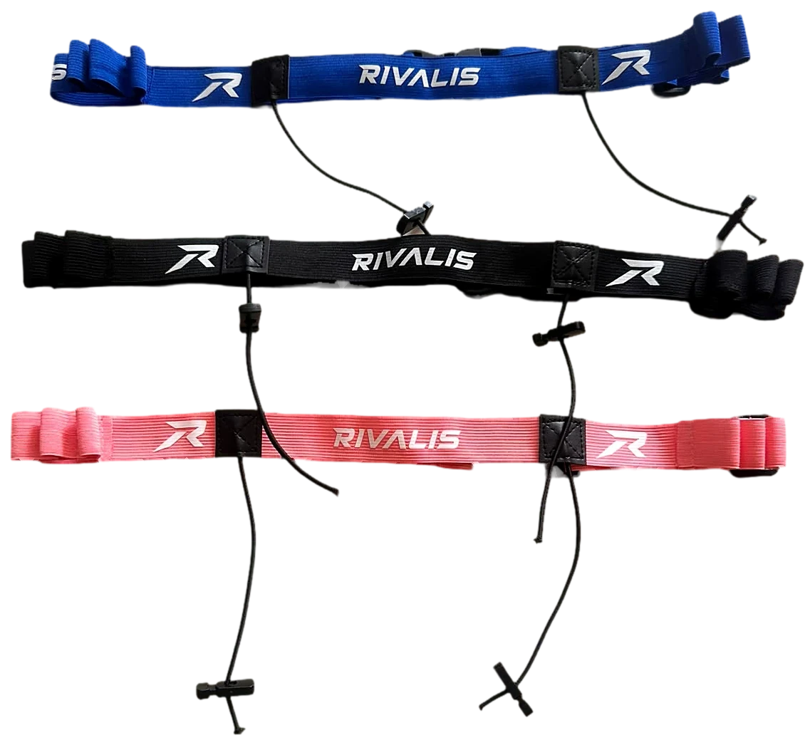 Tres cinturones porta número Rivalis en azul, negro y rosa, con logotipo estampado y cordones elásticos ajustables