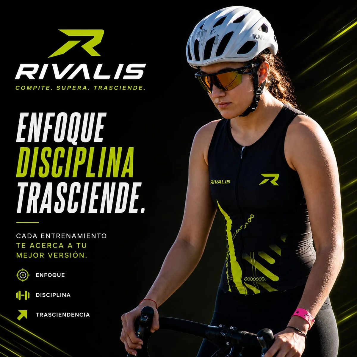 Campaña Rivalis: ciclista de triatlón con el lema Enfoque, Disciplina, Trasciende